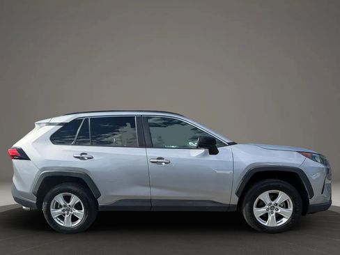 Used 2021 Toyota RAV4 LE AWD/4WD image 4