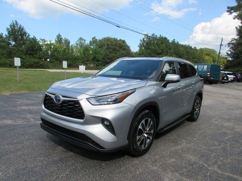 Used 2023 Toyota Highlander XLE FWD image 1
