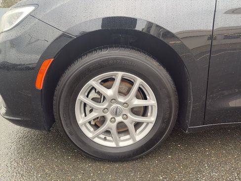 Used 2024 Chrysler Pacifica Touring-L image 2