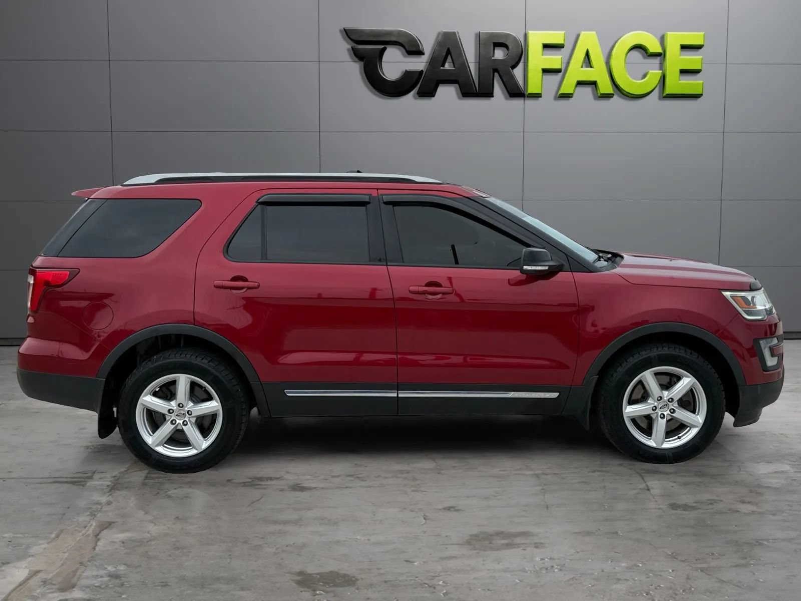 Used 2017 Ford Explorer XLT w/ Equipment Group 202A AWD/4WD image 14
