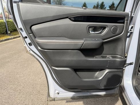 Used 2024 Honda Pilot TrailSport image 23