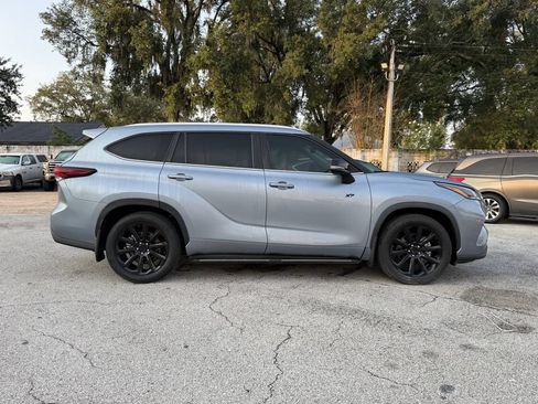 Used 2024 Toyota Highlander XLE FWD image 4
