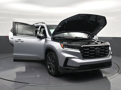 Used 2025 Honda Pilot Sport image 33