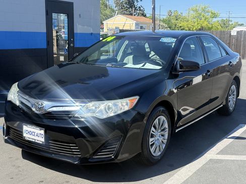 Used 2014 Toyota Camry LE image 2