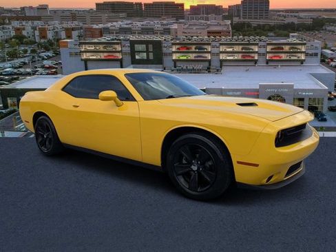 Used 2018 Dodge Challenger SXT RWD image 1