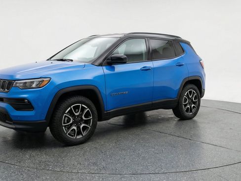 Used 2025 Jeep Compass Trailhawk AWD/4WD image 3