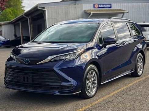Used 2023 Toyota Sienna LE AWD/4WD image 3