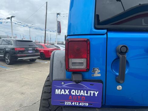Used 2015 Jeep Wrangler Unlimited Sahara w/ Connectivity Group AWD/4WD image 34