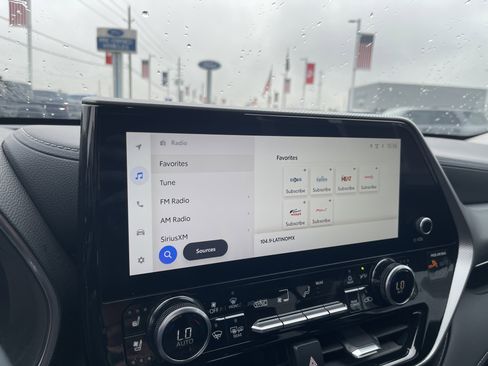 Used 2024 Toyota Highlander Platinum image 25