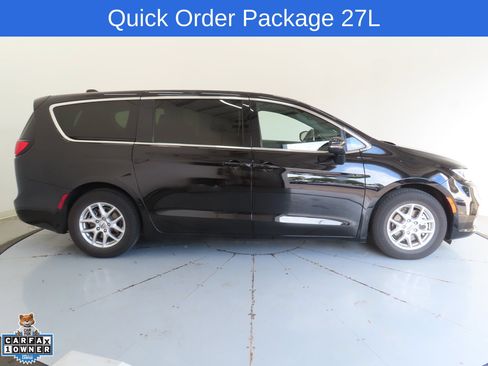 Used 2025 Chrysler Pacifica Select FWD image 2