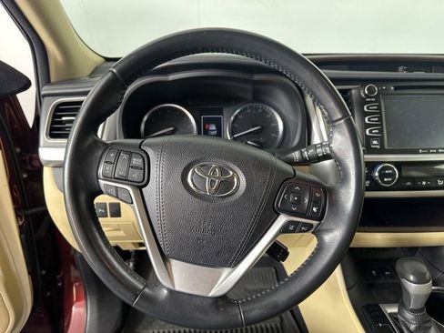 Used 2017 Toyota Highlander Limited image 16