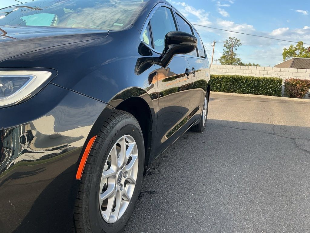 Used 2024 Chrysler Pacifica Touring-L FWD image 21
