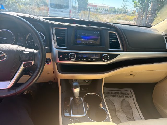Used 2017 Toyota Highlander XLE AWD/4WD image 15