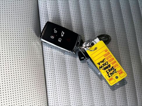 Used 2023 Land Rover Discovery S R-Dynamic image 10