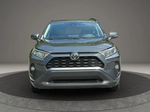 Used 2019 Toyota RAV4 XLE w/ Convenience Package FWD image 2