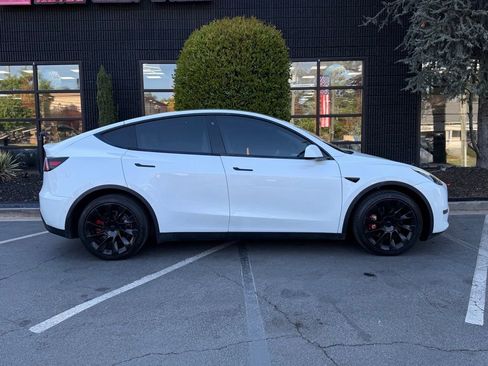 Used 2021 Tesla Model Y Long Range image 21