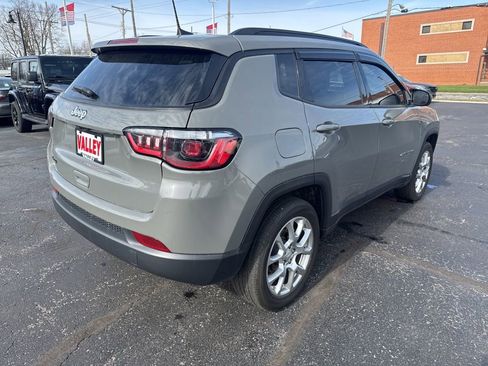 Used 2023 Jeep Compass Latitude image 10