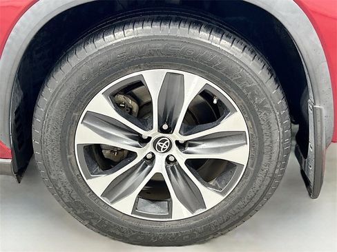 Used 2023 Toyota Highlander XLE image 29