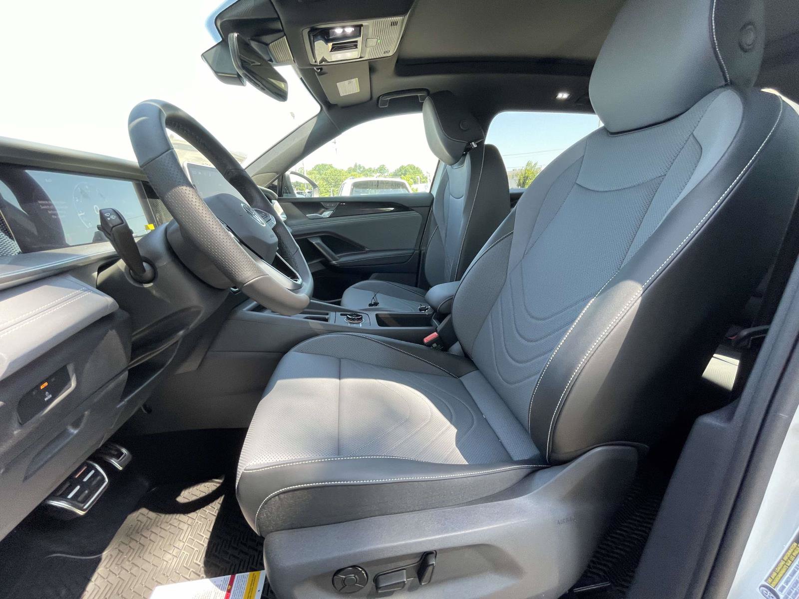 New 2026 Volkswagen Tiguan SE R-Line FWD image 17