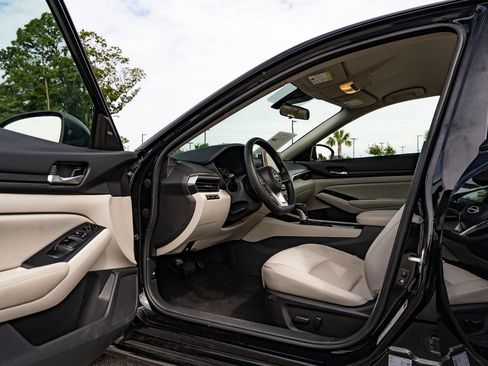 Used 2025 Nissan Altima 2.5 SV FWD image 18