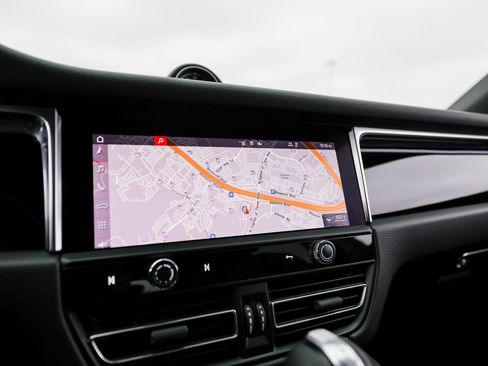 Certified 2022 Porsche Macan image 18