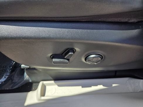 Used 2024 Chrysler Pacifica Limited FWD image 4