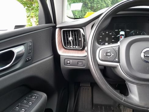 Used 2021 Volvo XC60 T5 Momentum w/ Premium Package AWD/4WD image 16