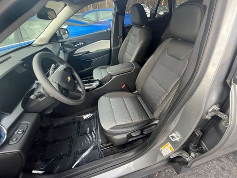 Used 2025 Chevrolet Trax LT image 30