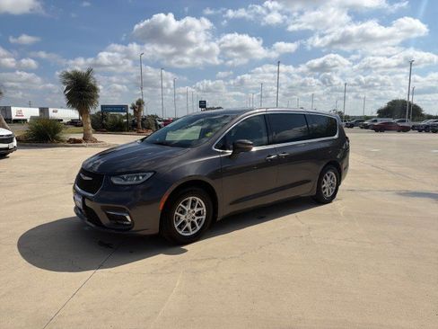 Used 2023 Chrysler Pacifica Touring-L FWD image 2