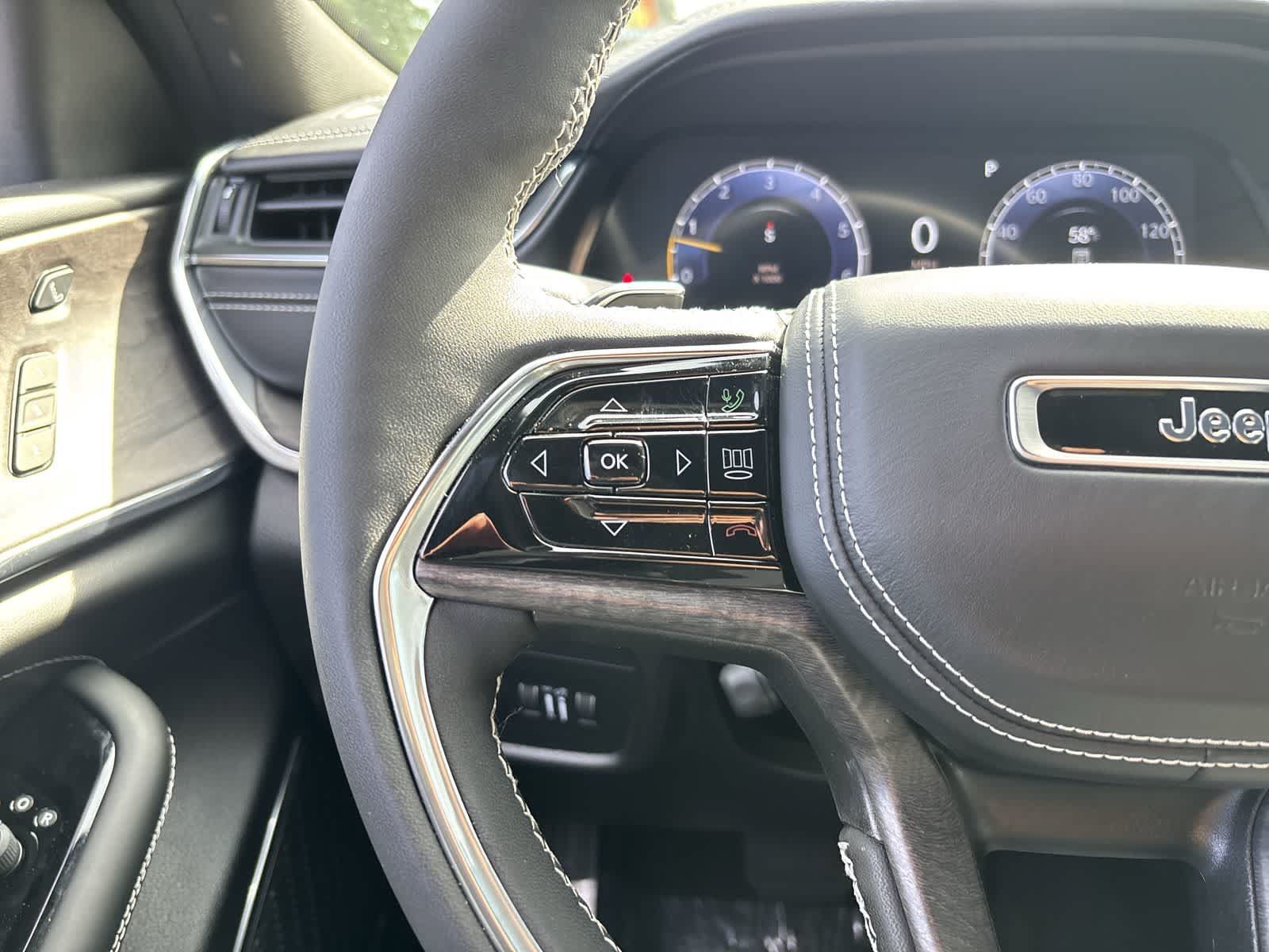 Used 2024 Jeep Grand Cherokee Overland w/ Luxury Tech Group IV AWD/4WD image 9