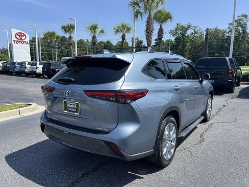Used 2023 Toyota Highlander Limited FWD image 10