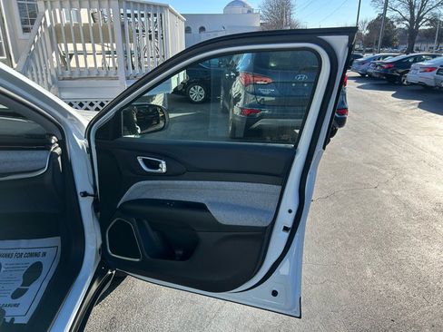 Used 2022 Jeep Compass Latitude image 23