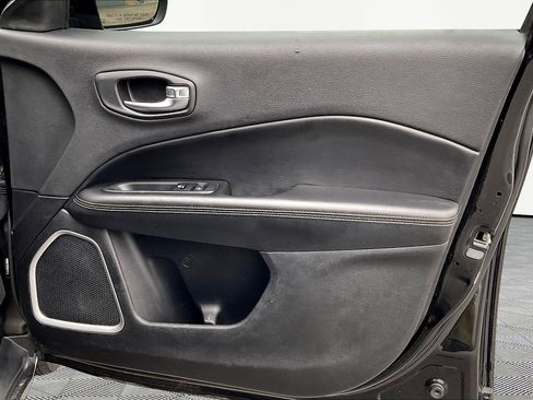 Used 2018 Jeep Compass Latitude w/ Cold Weather Group image 28