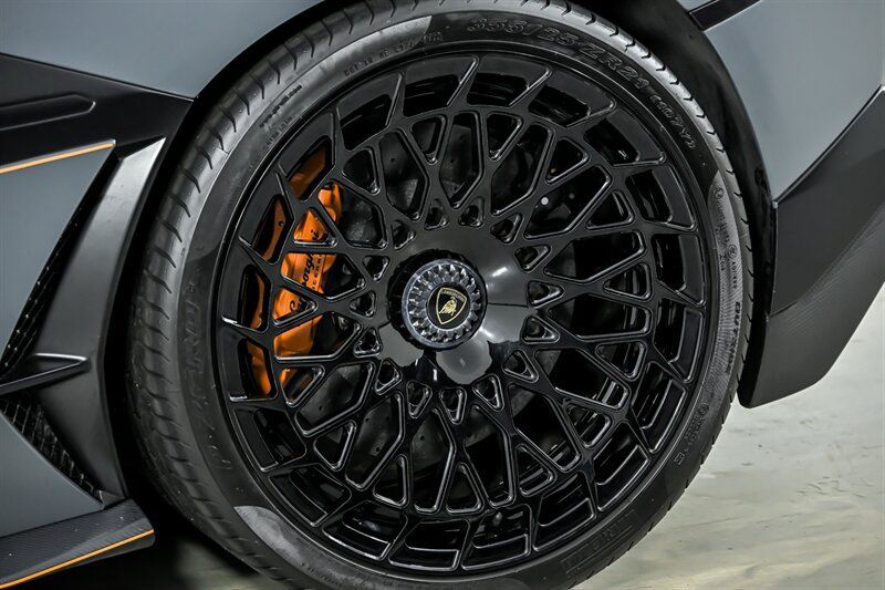 Used 2019 Lamborghini Aventador SVJ AWD/4WD image 9