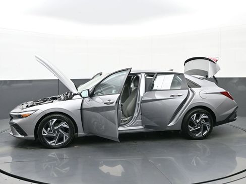 Certified 2025 Hyundai Elantra Sport image 48