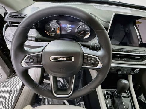 Used 2022 Jeep Compass Latitude FWD image 19