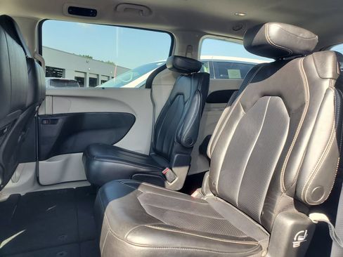 Used 2023 Chrysler Pacifica Touring-L FWD image 28