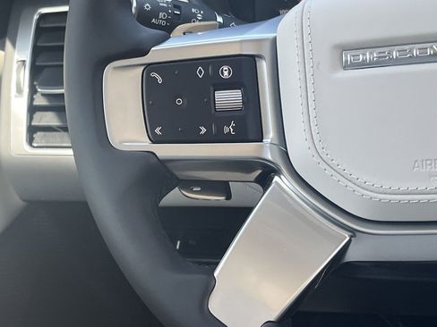 New 2025 Land Rover Discovery Metropolitan Edition image 16