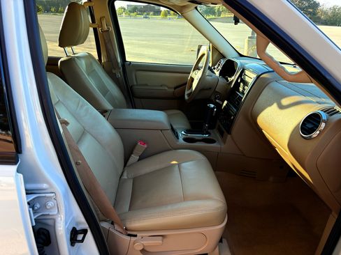 Used 2010 Ford Explorer XLT image 12