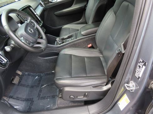 Used 2019 Volvo XC40 T4 Momentum FWD image 11