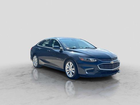 Used 2017 Chevrolet Malibu LT w/ Leather Package FWD image 8