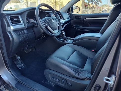 Used 2014 Toyota Highlander LE image 2