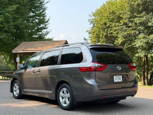 Used 2020 Toyota Sienna LE FWD image 3