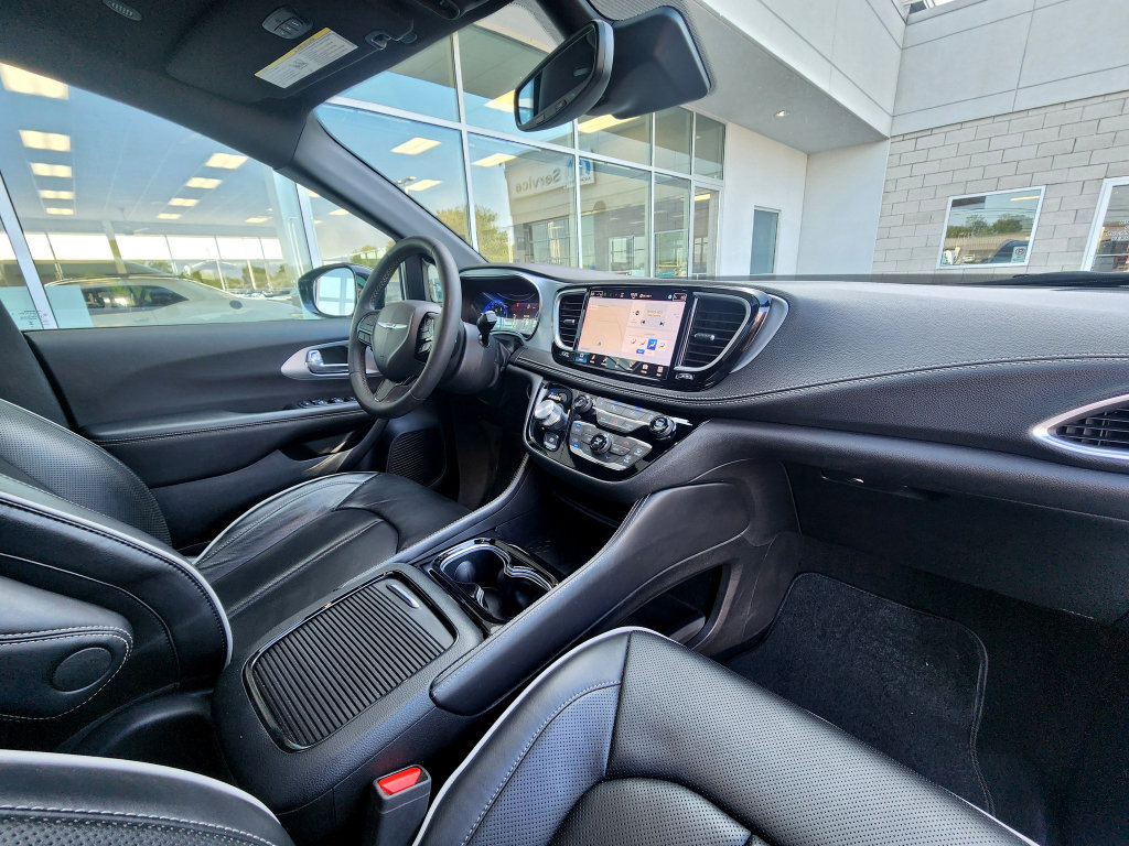 Used 2025 Chrysler Pacifica Limited FWD image 40
