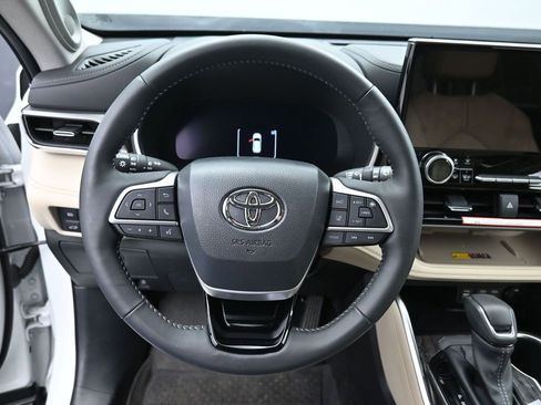 Used 2025 Toyota Highlander Limited AWD/4WD image 19