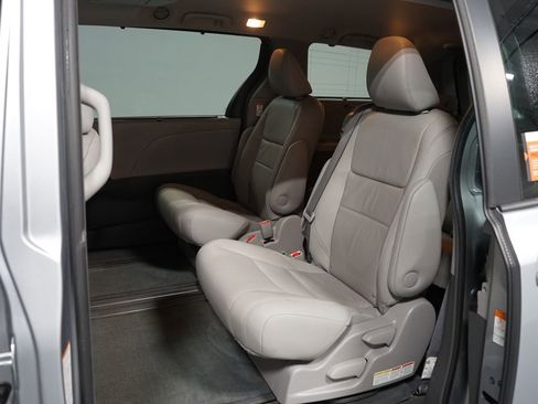 Used 2017 Toyota Sienna XLE image 29