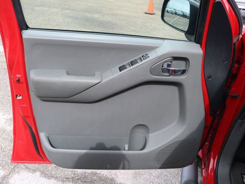 Used 2010 Nissan Frontier SE image 11