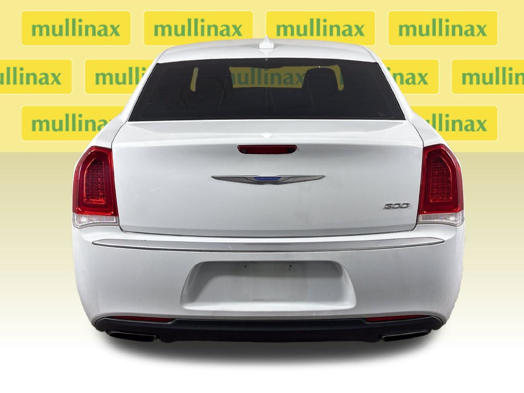 Used 2018 Chrysler 300 Touring w/ Chrome Appearance Package RWD image 9