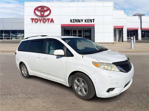 Used 2013 Toyota Sienna LE w/ Towing Pkg FWD image 1