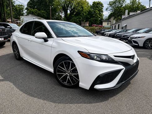 Used 2024 Toyota Camry SE FWD image 1